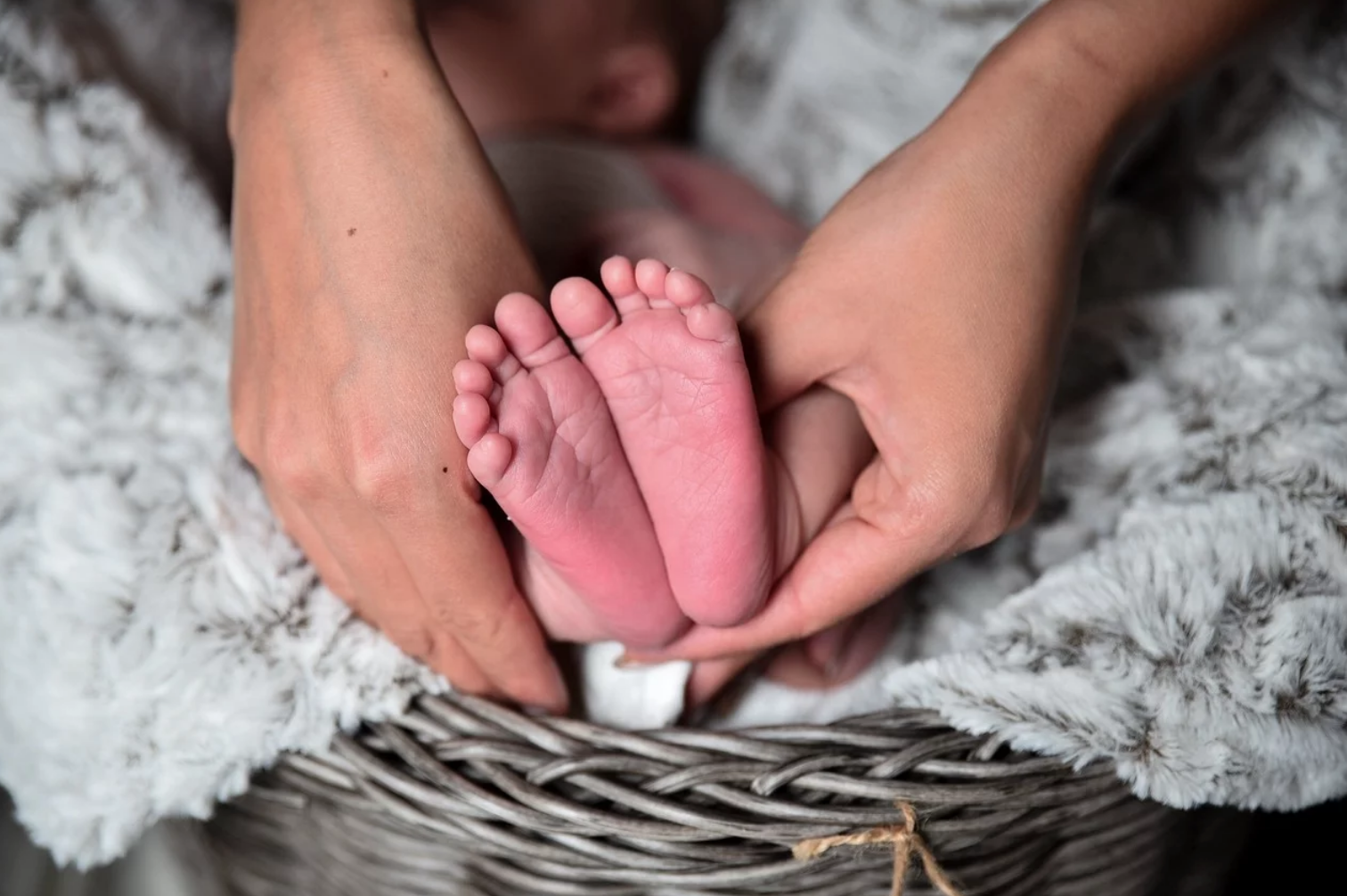 Le consigliano l’aborto ma rifiuta: «Nostra figlia deve sentire solo amore» 1